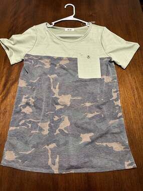 Sage and Camo  color lock tee soft medium